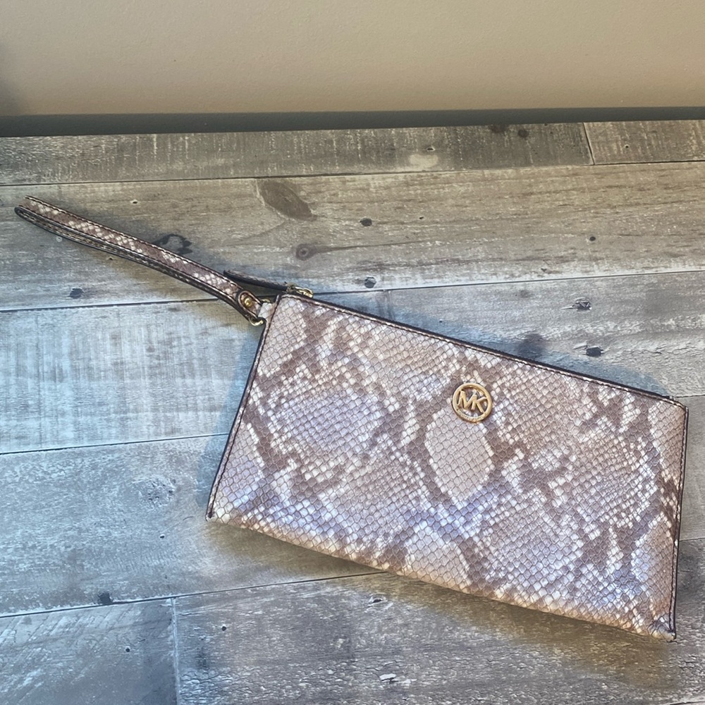 Micheal Kors Large wristlet ✨